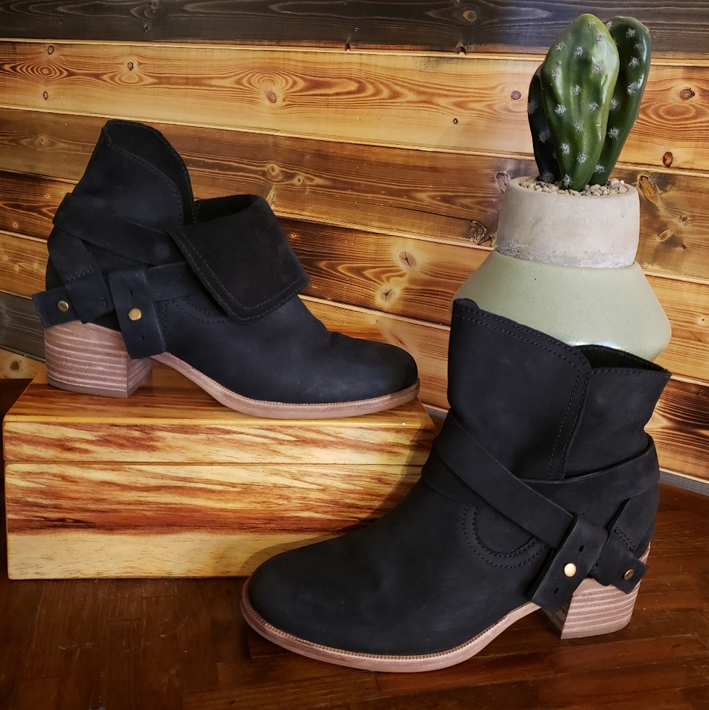 UGG Australia Elora Black Suede Boot